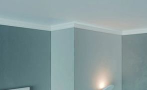 rodape branco no teto em paredes cinzas