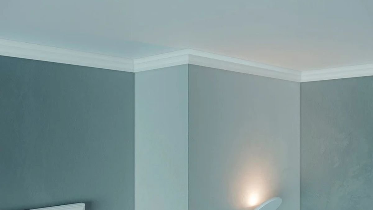 rodape branco no teto em paredes cinzas