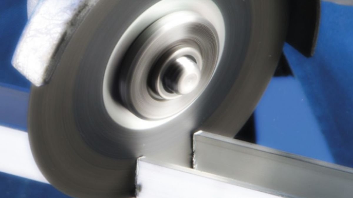 serra cortando aluminio