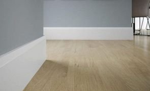 rodapes brancos em parede cinza