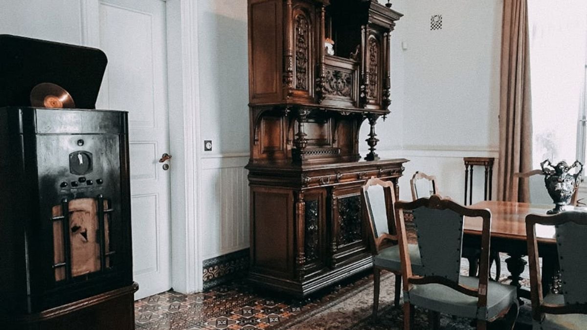 moveis de madeira em sala