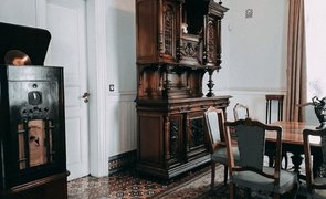 moveis de madeira em sala